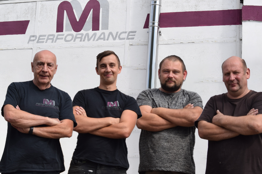 Das Team von MM Performance vor der Werkstatt